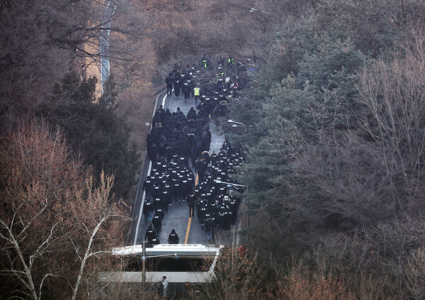 지난 15일 오전 공위공직자범죄수사처 수사관들과 경찰 인력이 서울 용산구 한남동 대통령 관저 정문을 통과하고 있다. (사진=뉴스1)