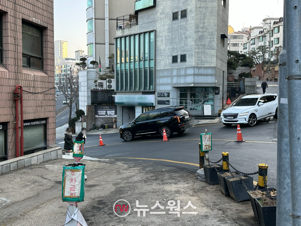 17일 현대제철 노조가 1인 시위를 벌이고 있는 서울 용산구 한남동에 위치한 정의선 현대차그룹 회장 자택 앞. (사진=정현준 기자)