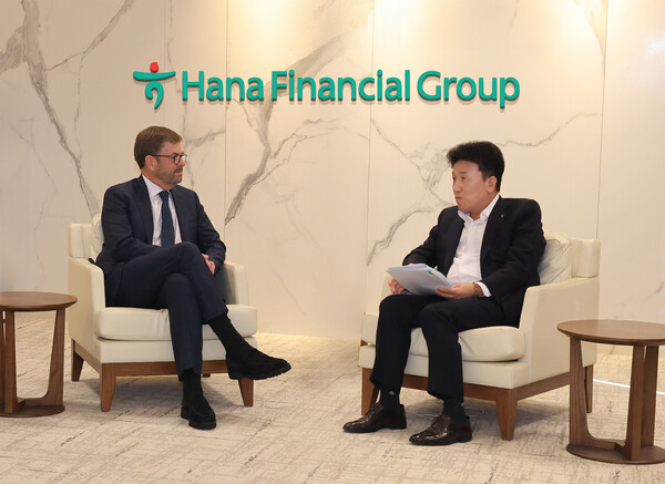 함영주(오른쪽) 하나금융 회장과 존 코노턴 베인캐피탈 글로벌 CEO가 만나 국내 투자 확대 전략에 대한 의견을 나누고 있다. (사진제공=하나금융지주)
