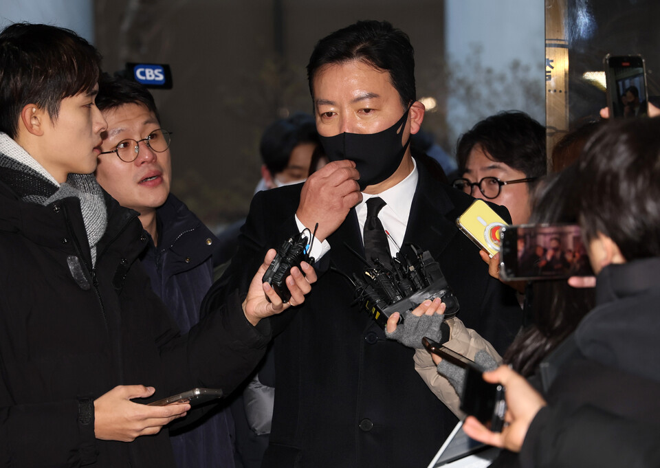 김성훈 대통령경호처 차장이 17일 오전 서울 서대문구 경찰 국가수사본부 특별수사단에 출석하면서 취재진의 질문에 답을 하고 있다. (사진=뉴스1)