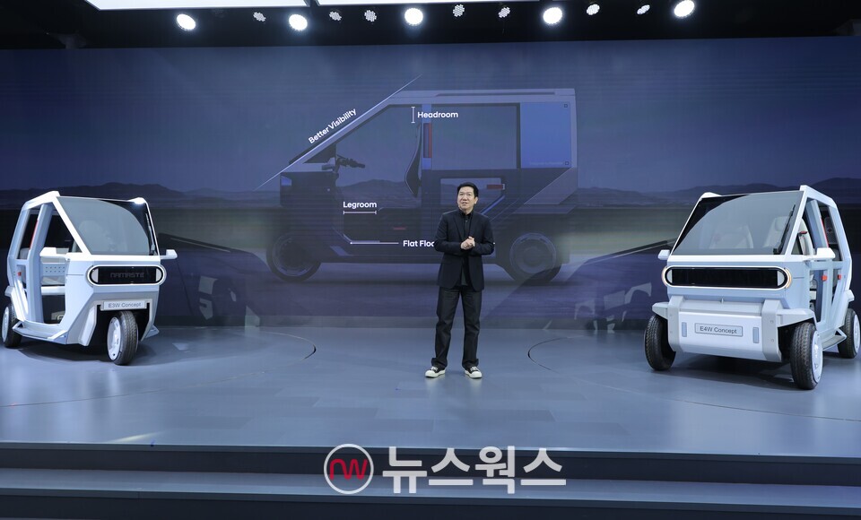 지난 18일(현지시간) '바랏 모빌리티 글로벌 엑스포 2025' 행사에서 이상엽 현대차 현대제네시스글로벌디자인담당 부사장이 3륜 및 마이크로 4륜 EV 콘셉트 디자인을 설명하고 있다. (사진제공=현대차)