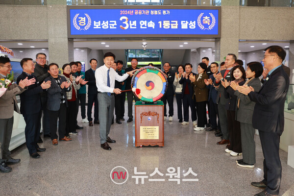3년 연속 대한민국 최고 등급인 1등급을 달성한 김철우 보성군수가 청렴신문고를 치고 있다. (사진제공=보성군청)