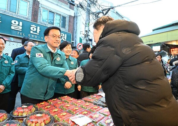 최상목 대통령 권한대행 부총리 겸 기획재정부 장관이 지난 17일 오후 설 명절 대비 서울 동작구 남성사계전통시장을 방문해 시장 현황을 청취하고 있다. (사진제공=기획재정부)