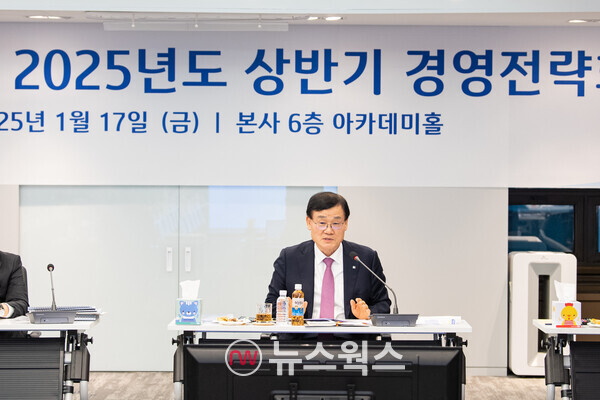 서정학 IBK투자증권 대표가 지난 17일 서울 여의도 본사 아카데미홀에서 '2025년 상반기 경영전략회의'를 주재하고 있다. (사진제공=IBK투자증권)