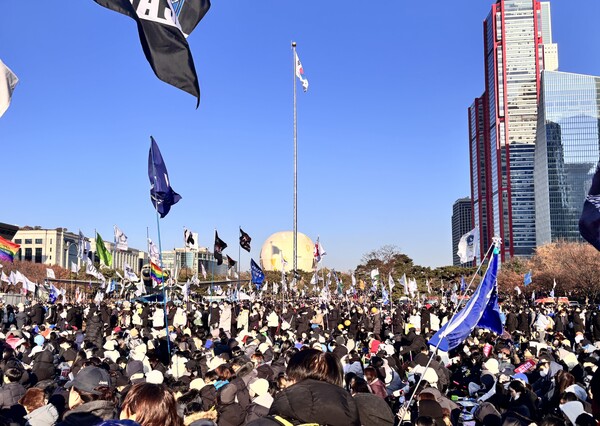 윤석열 대통령 탄핵소추안 가결을 촉구하는 시민들이 지난 2024년 12월 14일 오후 여의도공원에 모여 있다. (사진=허운연 기자)