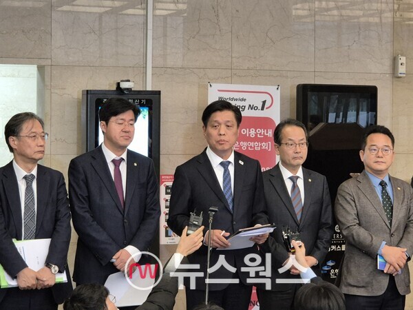 조승래(왼쪽 세번째) 의원이 이재명 당대표와 시중은행장 간담회 내용을 전달하고 있다. (사진=차진형 기자)