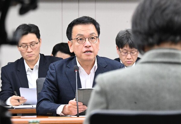 최상목 대통령 권한대행 부총리 겸 기획재정부 장관이 지난 20일 정부세종청사 중앙동에서 열린 '민생정책 신속집행 점검회의'를 주재하고 있다. (사진제공=기획재정부)