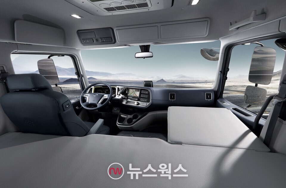 현대차의 중형 트럭 '2025 더 뉴 파비스' 실내. (사진제공=현대차)