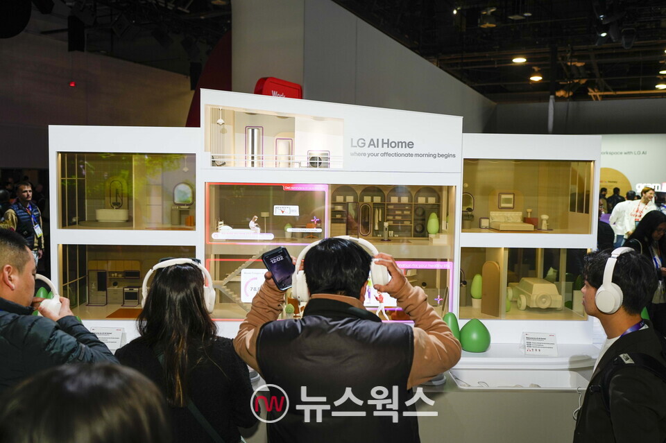 CES 2025에서 LG전자 전시관을 방문한 관람객들이 LG전자의 AI 홈을 경험하고 있다. (사진제공=LG전자)