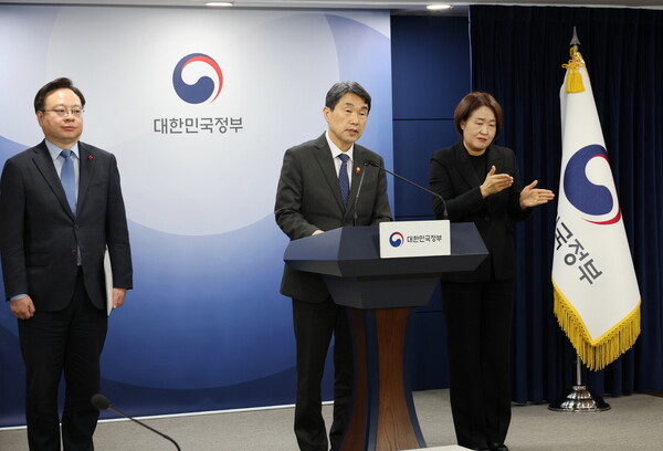 이주호(가운데) 부총리 겸 교육부 장관이 지난 10일 정부서울청사에서 조규홍(왼쪽) 보건복지부 장관과 합동 브리핑을 열어 '의료계와 의학교육계에 드리는 말씀'을 발표하고 있다. (사진제공=교육부)