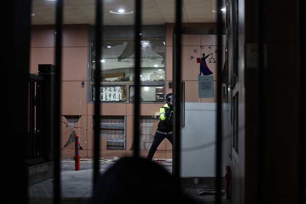 지난 19일 새벽 윤석열 대통령에 대한 구속영장 발부 소식에 서울 서부지법에 지지자들이 진입해 난동을 부려 유리창과 외벽이 깨져 있다. (사진=뉴스1)