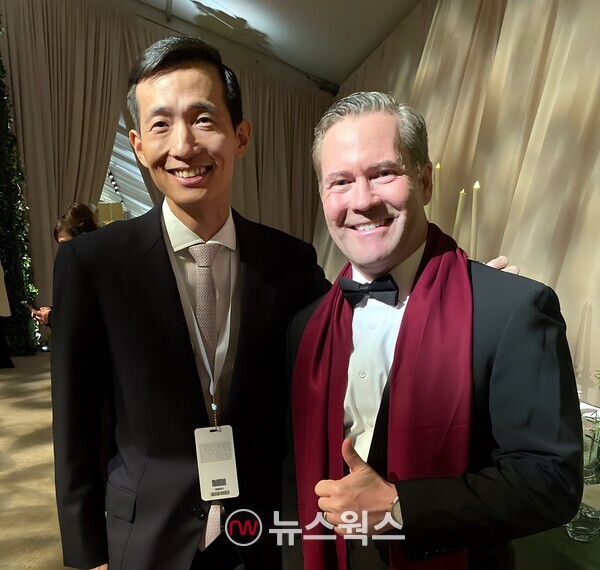 김동관 한화그룹 부회장이 지난 19일(현지시간) 미국 워싱턴 D.C. 국립건축박물관에서 개최된 캔들라이트 만찬에서 마이크 왈츠 국가안보보좌관을 만나 기념 촬영을 하고 있다. (사진제공=한화그룹)