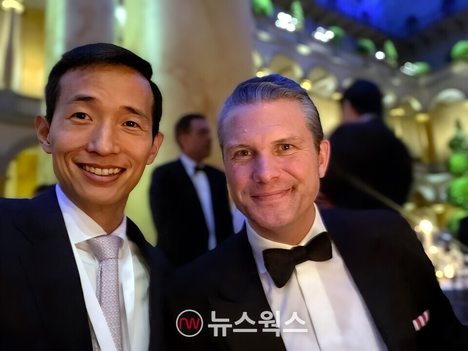 김동관 한화그룹 부회장이 지난 19일(현지시간) 미국 워싱턴 D.C. 국립건축박물관에서 개최된 캔들라이트 만찬에서 피터 헤그세스 국방장관 지명자와 기념 촬영을 하고 있다. (사진제공=한화그룹)