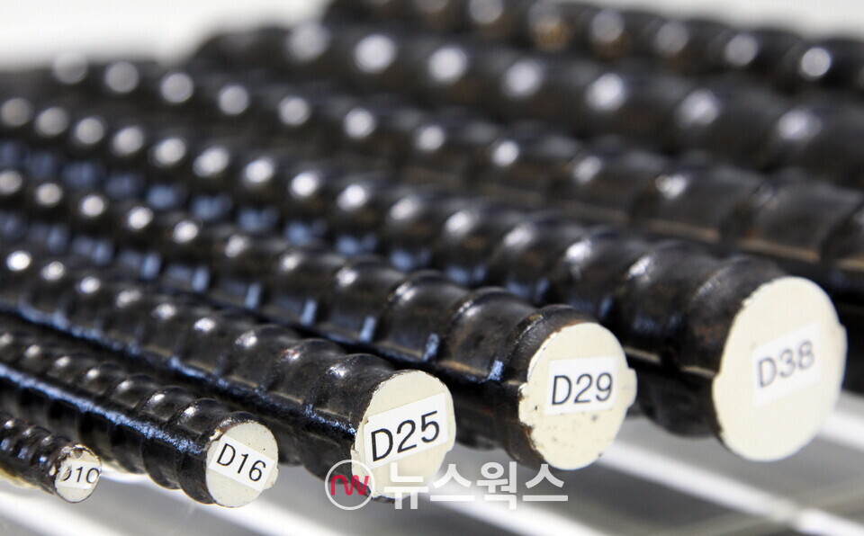 현대제철 전기로에서 생산한 탄소 저감형 철근. (사진제공=현대제철)