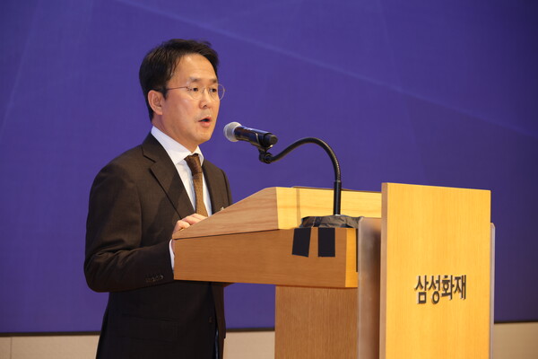 삼성화재 제73주년 창립기념식에서 이문화 사장이 기업 아이덴티티를 발표하고 있다. (사진제공=삼성화재)