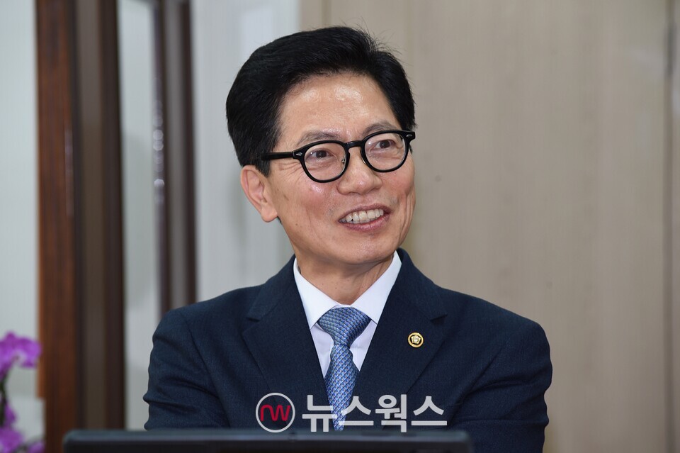 황정근 국회도서관장이 22일 뉴스웍스와의 인터뷰에서 활짝 웃고 있다. (사진=원성훈 기자)