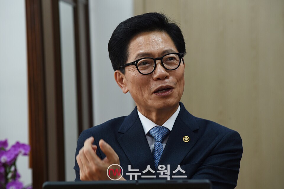 황정근 국회도서관장이 22일 뉴스웍스와의 인터뷰에서 국회 부산도서관에 대해 설명하고 있다. (사진=원성훈 기자)