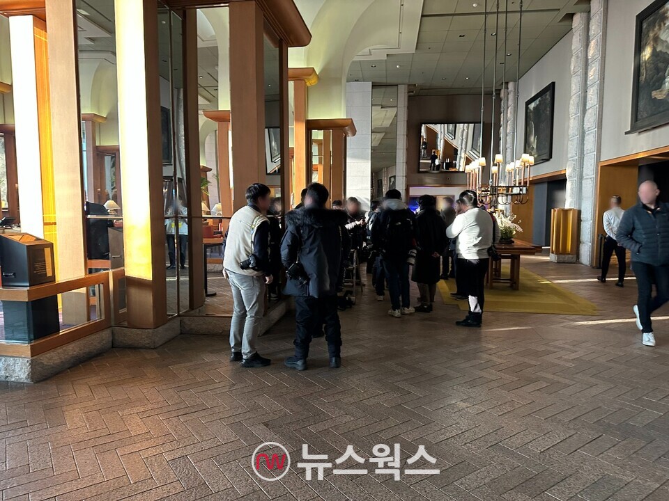23일 고려아연 임시 주주총회가 열리는 그랜드 하얏트 서울 1층 로비에서 사진 기자들이 대기하고 있다. (사진=정현준 기자)