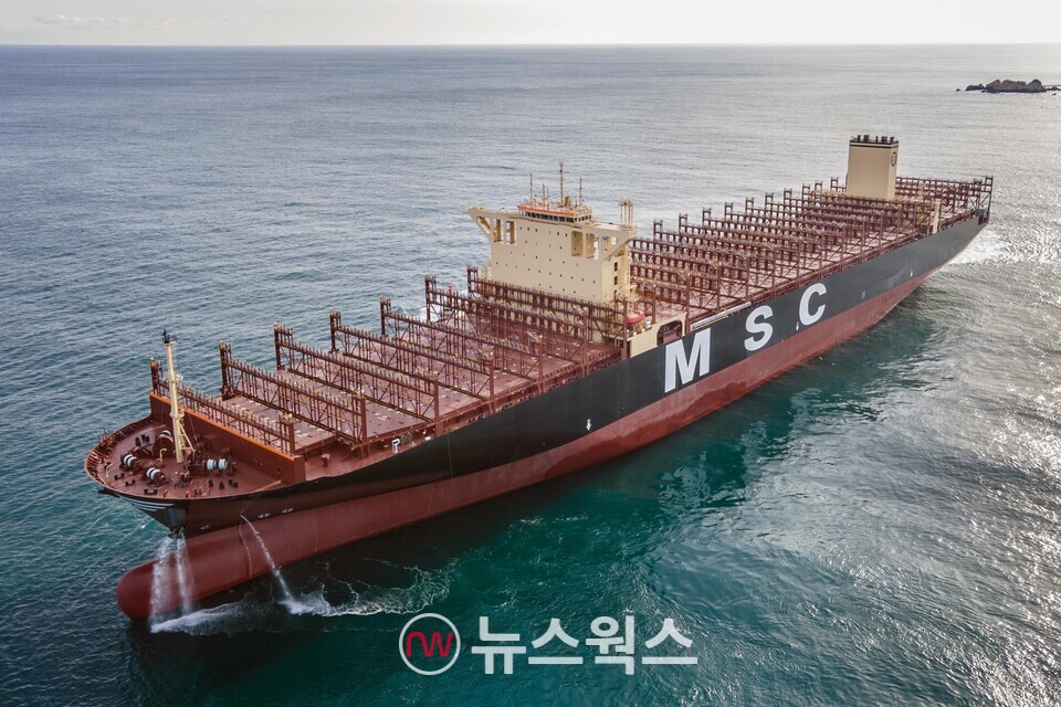 HD한국조선해양이 2024년 건조해 인도한 초대형 LNG 이중연료 추진 컨테이너 운반선이 시운전을 하고 있다. (사진제공=HD한국조선해양)