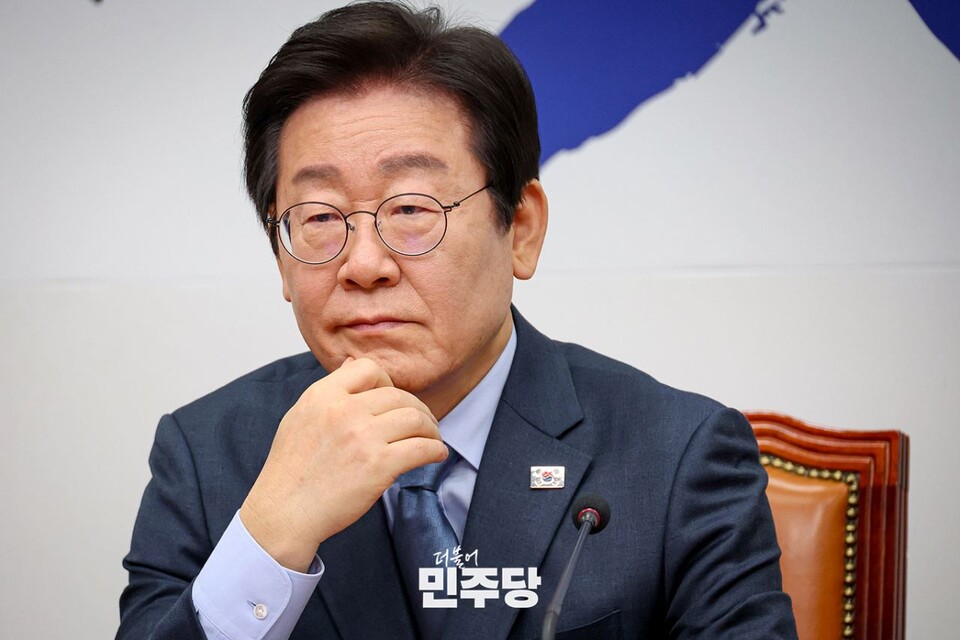 이재명 민주당 대표가 지난 22일 국회에서 열린 '최고위원회의'에서 손으로 턱을 만지며 뭔가 생각에 잠겨있다. (사진제공=민주당)