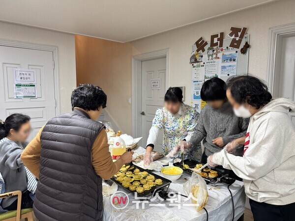 23일 은평구 두더집에서 진행한 '2025년 두-더잡(Do the Job) 설날맞이 떡국·전' 행사에서 참가자들이 음식을 만들고 있다. (사진=진은영 기자)