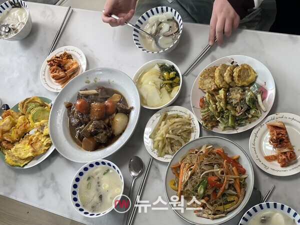 참가자들이 함께 만든 음식으로 식사를 하고 있다. (사진=진은영 기자)