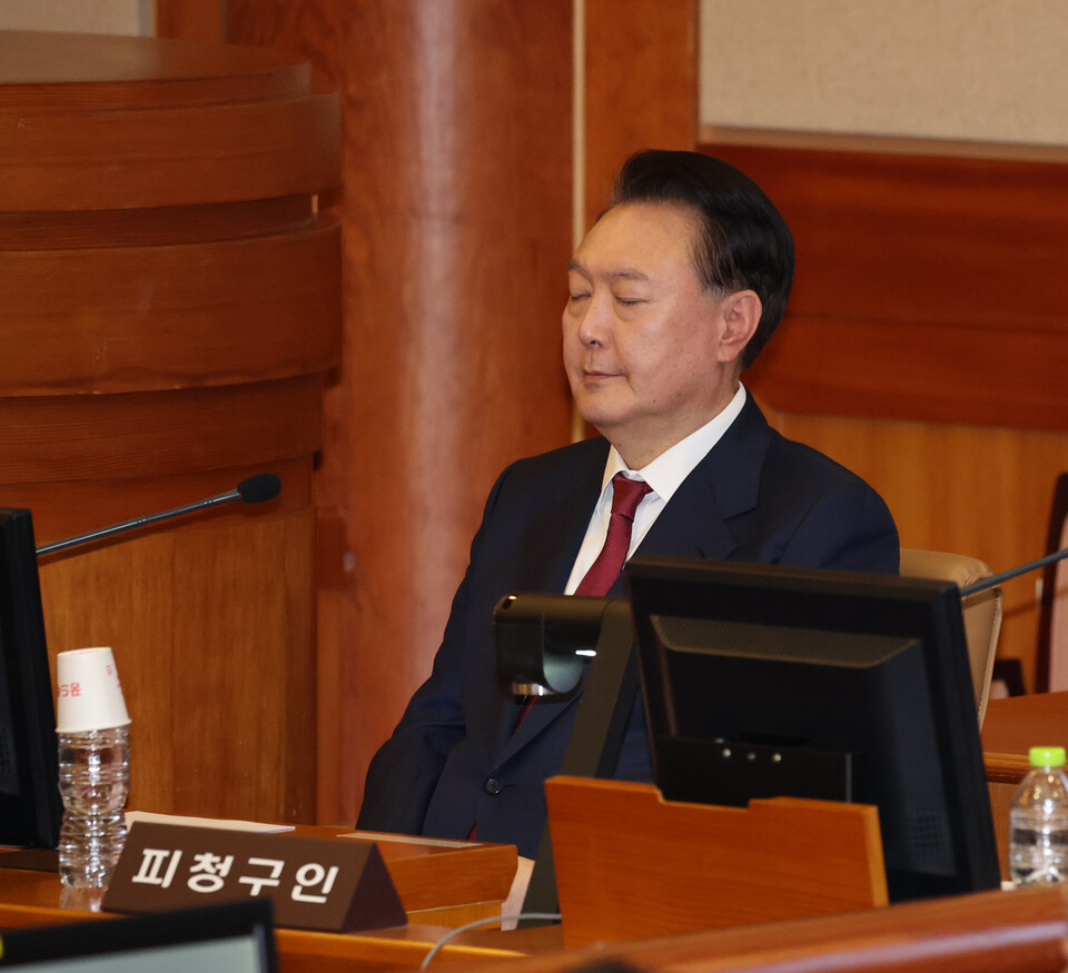 윤석열 대통령이 23일 오후 서울 종로구 헌법재판소에서 열린 탄핵심판 4차 변론기일에 출석해 눈을 감고 생각에 잠겨 있다. (사진=뉴스1)