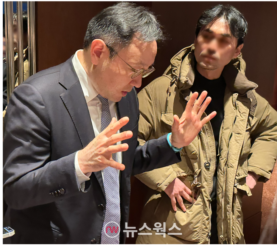 23일 임시 주주총회 현장에서 홍세규 MBK파트너스 전무가 기자들에게 입장문 배포 및 질의응답 일정을 설명하고 있다. (사진=정현준 기자)