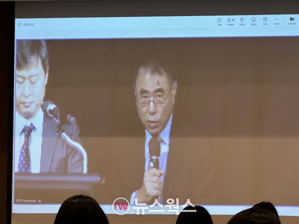 고려아연은 23일 서울 용산구 그랜드 하얏트서울 호텔에서 열린 임시 주주총회에서 집중투표제 안건 상정에 앞서 감사보고를 하고 있다. (사진=정현준 기자)