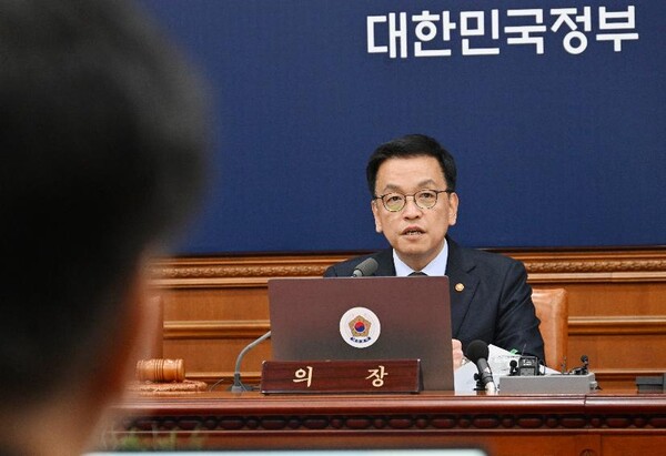 최상목 대통령 권한대행 부총리 겸 기획재정부 장관이 지난 21일 정부서울청사에서 열린 '제3회 국무회의'를 주재하고 있다. (사진제공=기획재정부)