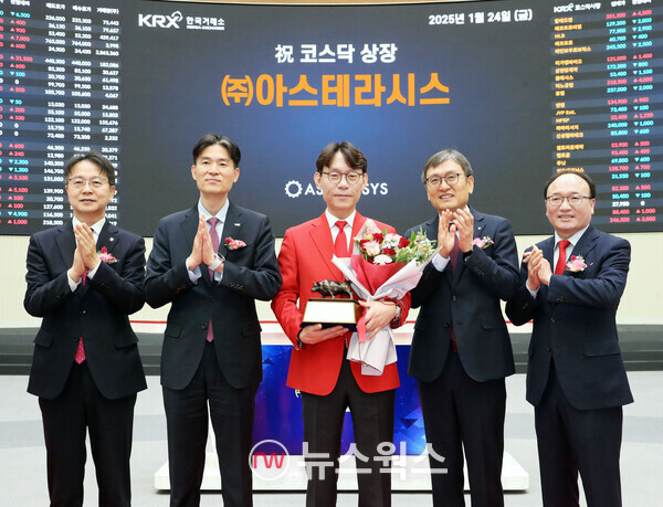 24일 서울 영등포구 한국거래소에서 열린 데이원컴퍼니 코스닥시장 상장기념식에서 관계자들이 상장기념패 전달 후 기념 촬영하고 있다. (사진제공=한국거래소)