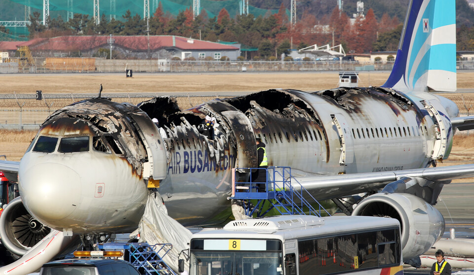 부산 강서구 김해국제공항에서 이륙을 준비하던 홍콩행 에어부산 항공기 BX391편 내부에서 불이 나 승객과 승무원 등이 비상 탈출한 가운데, 29일 항공·철도사고 조사위원회(ARAIB) 등 관계자들이 불에 탄 항공기를 조사하고 있다. (사진=뉴스1)