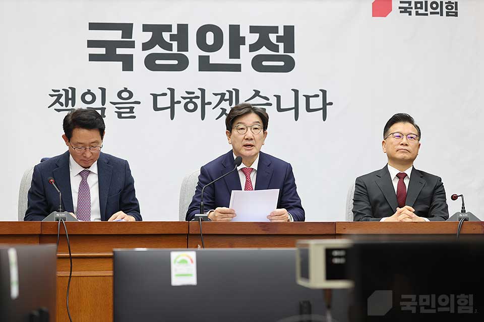 권성동(가운데) 국민의힘 원내대표가 지난 24일 국회에서 열린 원내대책회의에서 발언하고 있다. (사진제공=국민의힘)