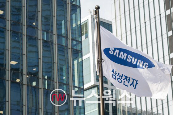 삼성전자 본사에 깃발이 나부끼고 있다. (사진제공=삼성전자)