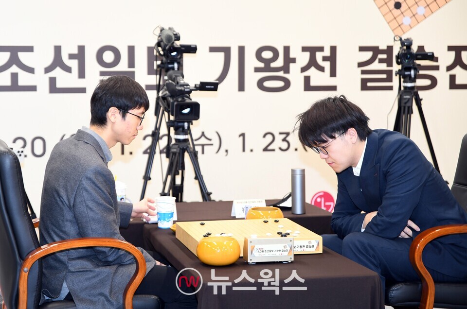 LG배 세계기왕전 결승3번기에서 변상일 9단(왼쪽)과 커제 9단이 수읽기에 여념이 없다. (사진제공=한국기원)
