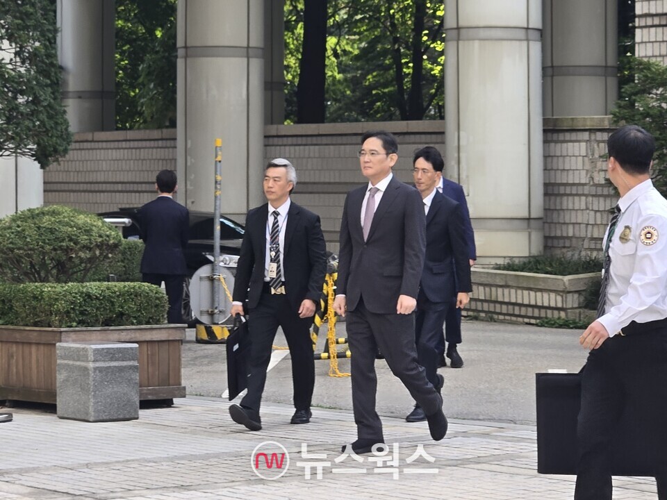 이재용 삼성전자 회장이 지난해 10월 서울 서초구 서울고등법원에서 열린 자본시장과 금융투자업에 관한 법률 위반 등에 대한 항소심 2심 공판에 출석하고 있다. (사진=채윤정 기자)