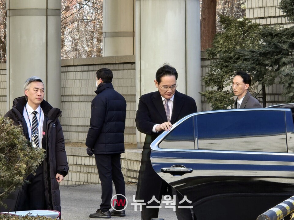 3일 오후 1시 40분경 서울 서초구 서울중앙지방법원에 도착한 이재용 삼성전자 회장이 차에서 내리고 있다. (사진=채윤정 기자)