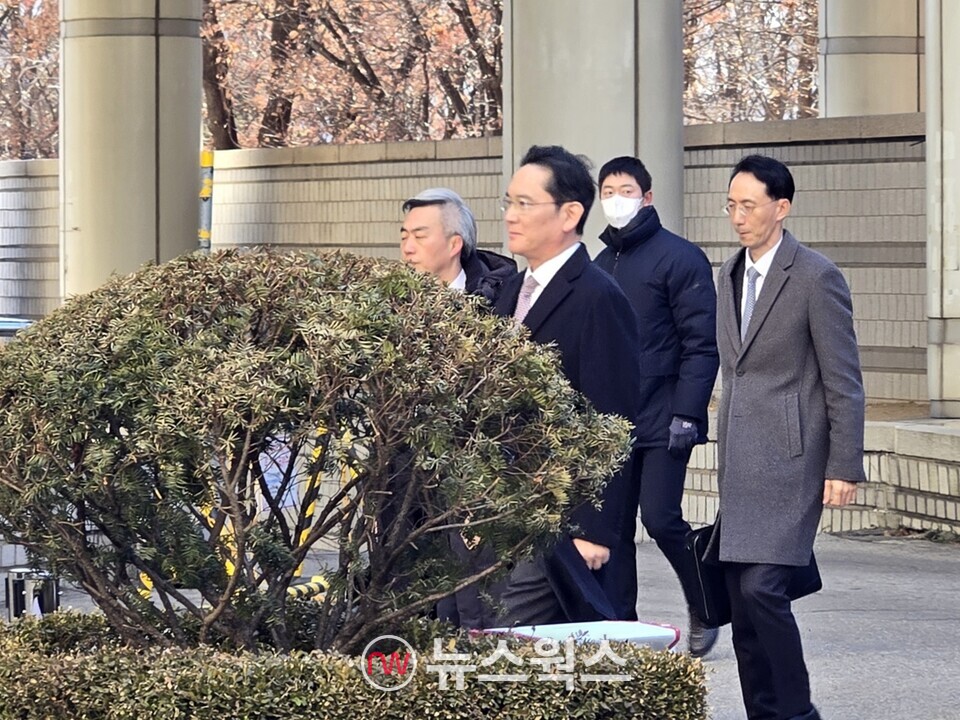 이재용 삼성전자 회장이 서울 서초구 서울중앙지방법원에서 열린 ‘부당합병·회계부정’ 혐의 관련 항소심 선고 공판에 출석하기 위해 법정으로 이동하고 있다. (사진=채윤정 기자)