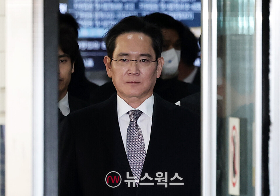 ​이재용 삼성전자 회장이 3일 오후 서울 서초구 서울고등법원에서 열린 '경영권 불법 승계' 의혹 자본시장과금융투자업에관한법률위반등 항소심 선고공판에서 무죄를 선고받은 후 법정을 나서고 있다. (사진=뉴스1)