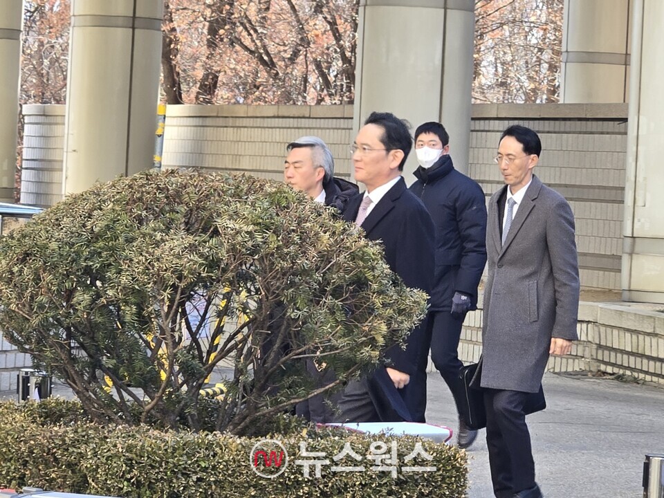 3일 오후 1시 40분경 서울 서초구 서울중앙지방법원에 도착한 이재용 삼성전자 회장이 법원으로 향하고 있다. (사진=채윤정 기자)