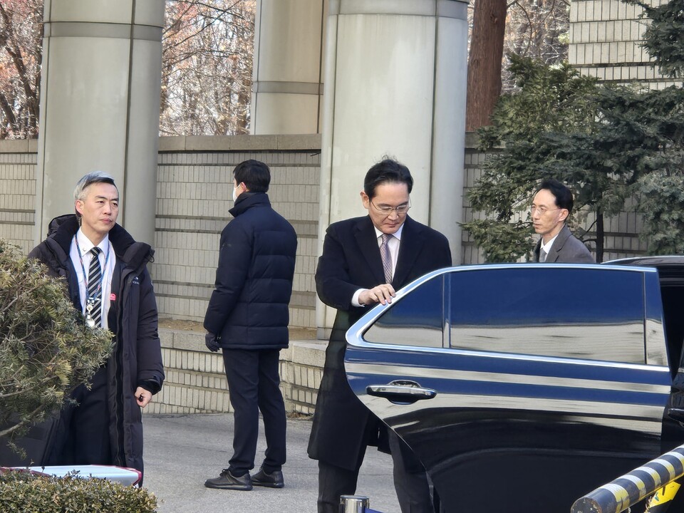 3일 오후 1시 40분경 서울 서초구 서울중앙지방법원에 도착한 이재용 삼성전자 회장이 차에서 내리고 있다. (사진=채윤정 기자)