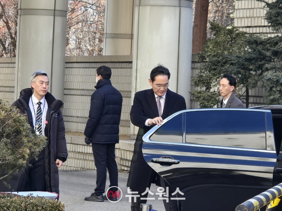 지난 3일 서울 서초구 서울중앙지방법원에 도착한 이재용 삼성전자 회장이 차에서 내리고 있다. (사진=채윤정 기자)