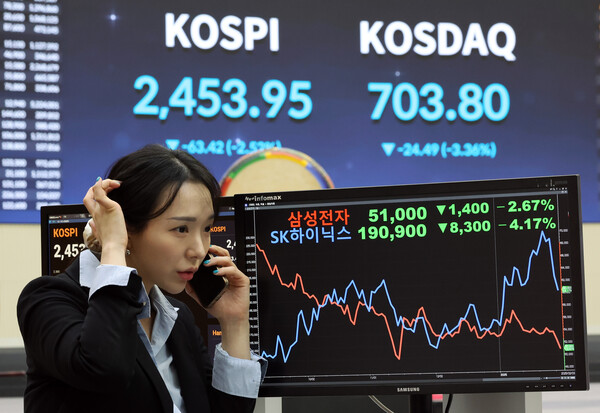 도널드 트럼프 미국 대통령이 던진 관세폭탄으로 인해 국내 증시가 하락 마감한 3일 오후 서울 여의도 한국거래소 모니터에 삼성전자와 SK하이닉스 종가가 표시되고 있다. (사진=뉴스1)