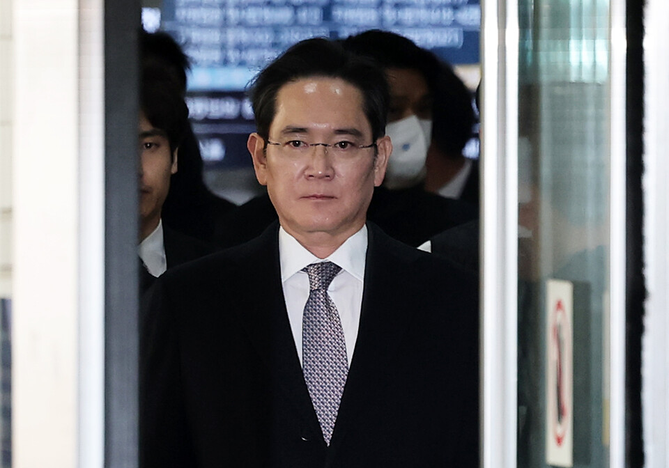 이재용 삼성전자 회장이 3일 오후 서울 서초구 서울고등법원에서 열린 '경영권 불법 승계' 의혹 자본시장과금융투자업에관한법률위반등 항소심 선고공판에서 무죄를 선고받은 후 법정을 나서고 있다. (사진=뉴스1)