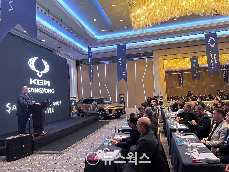 KG모빌리티가 지난달 29일(현지시간) 튀르키예 이스탄불 사르예르 타라비야 호텔에서 액티언 출시 행사를 진행하고 있다. (사진제공=KGM)