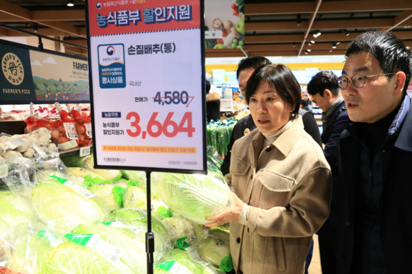 송미령 농림축산식품부 장관이 지난 2일 이마트 용산점을 찾아 농축산물 가격 동향을 살펴보고 있다. (사진제공=농림축산식품부)