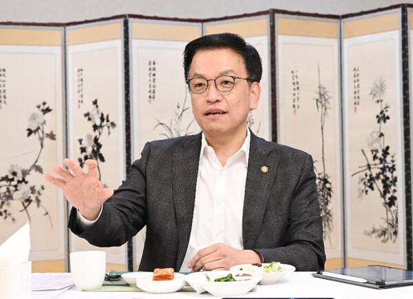 최상목 대통령 권한대행 부총리 겸 기획재정부 장관이 지난 3일 정부서울청사에서 열린 '수출기업 오찬간담회'를 주재하고 있다. (사진제공=기획재정부)