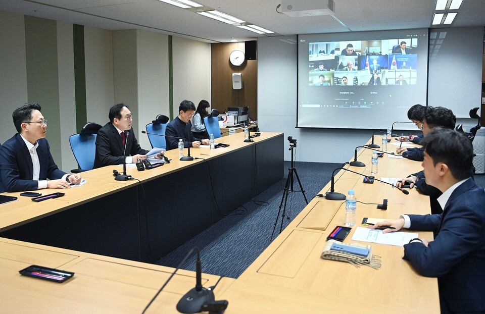 정인교(왼쪽 가운데) 통상교섭본부장이 5일 미국 관세조치에 대한 주요국 대응 현황 긴급 점검 회의를 주재하고 있다. (사진제공=산업부)