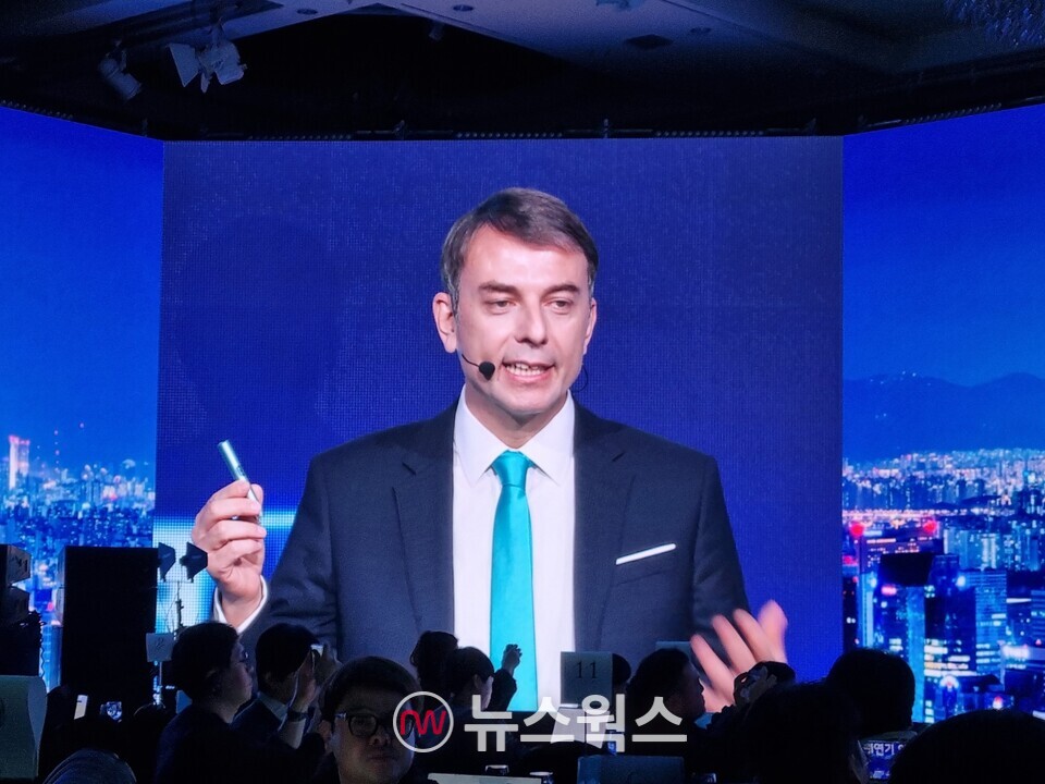 바실리스 가젤리스 필립모리스 인터내셔널 동아시아 및 호주 사업부 총괄사장이 '아이코스 일루마 i'를 소개하고 있다. (사진=김상우 기자)