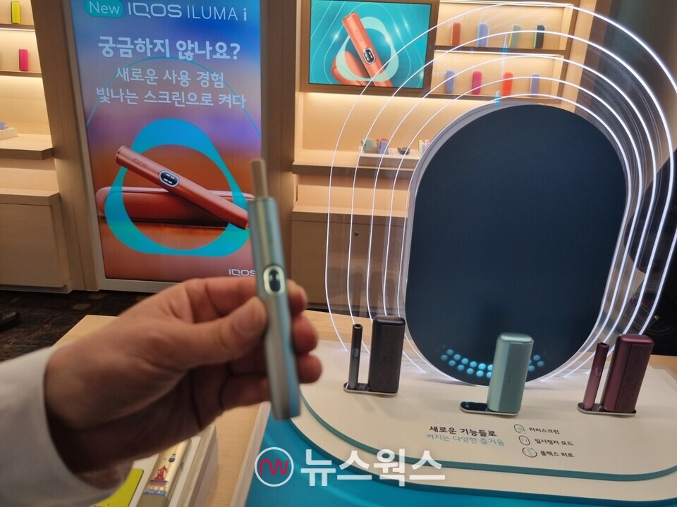 아이코스 일루마 i는 터치스크린으로 기기를 제어할 수 있으며, 일시정지와 플렉스 퍼프 기능을 새롭게 적용했다. (사진=김상우 기자)